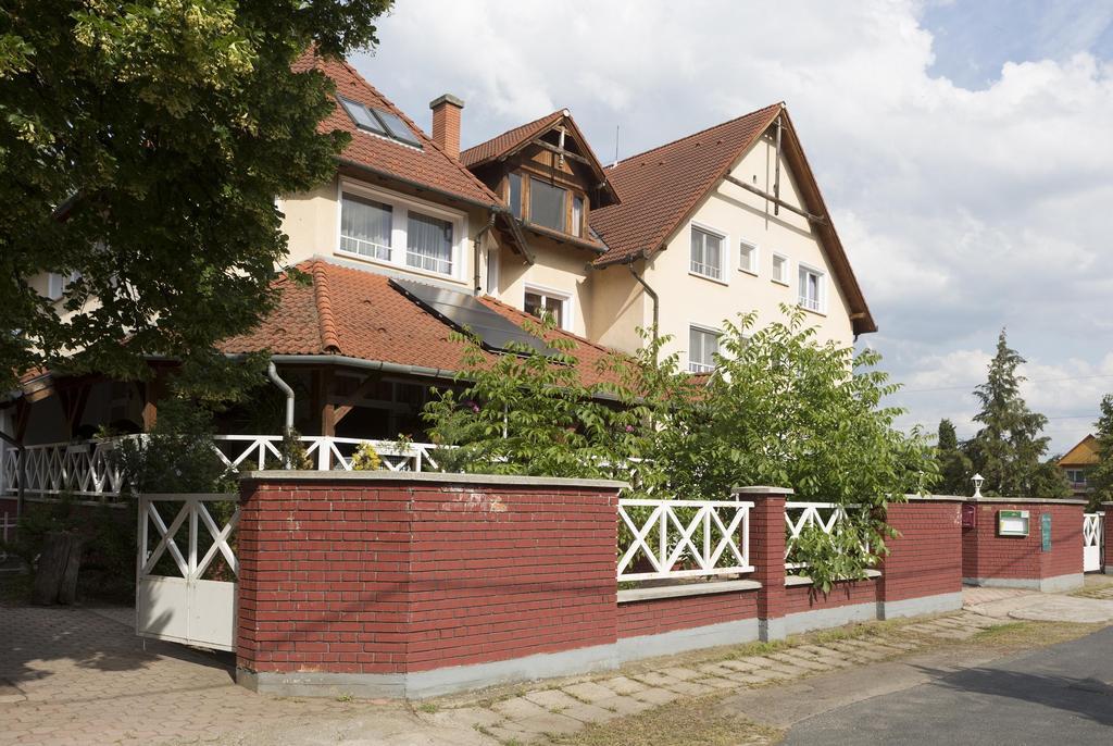 Hotel Francoise Balatonlelle Exterior foto